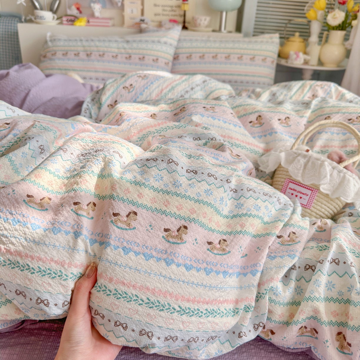 91家纺网 家纺一手货源 找家纺 铺尚美家纺 2026新款小清新110g高品质直播热卖款A类泡芙棉双层纱四件套 童年木马