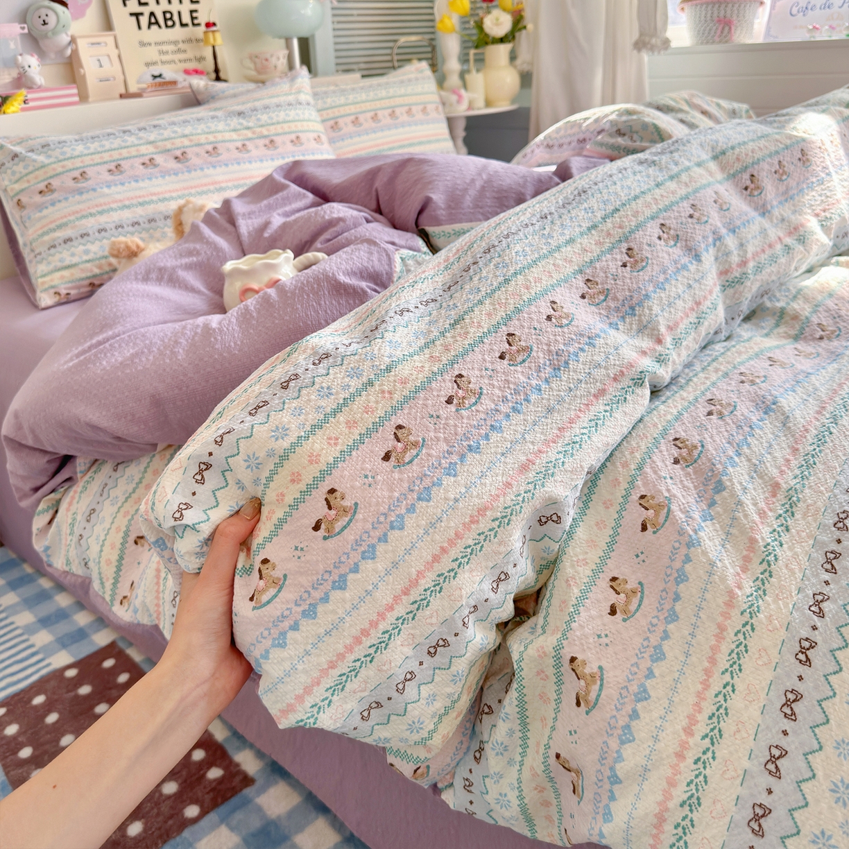 91家纺网 家纺一手货源 找家纺 铺尚美家纺 2026新款小清新110g高品质直播热卖款A类泡芙棉双层纱四件套 童年木马