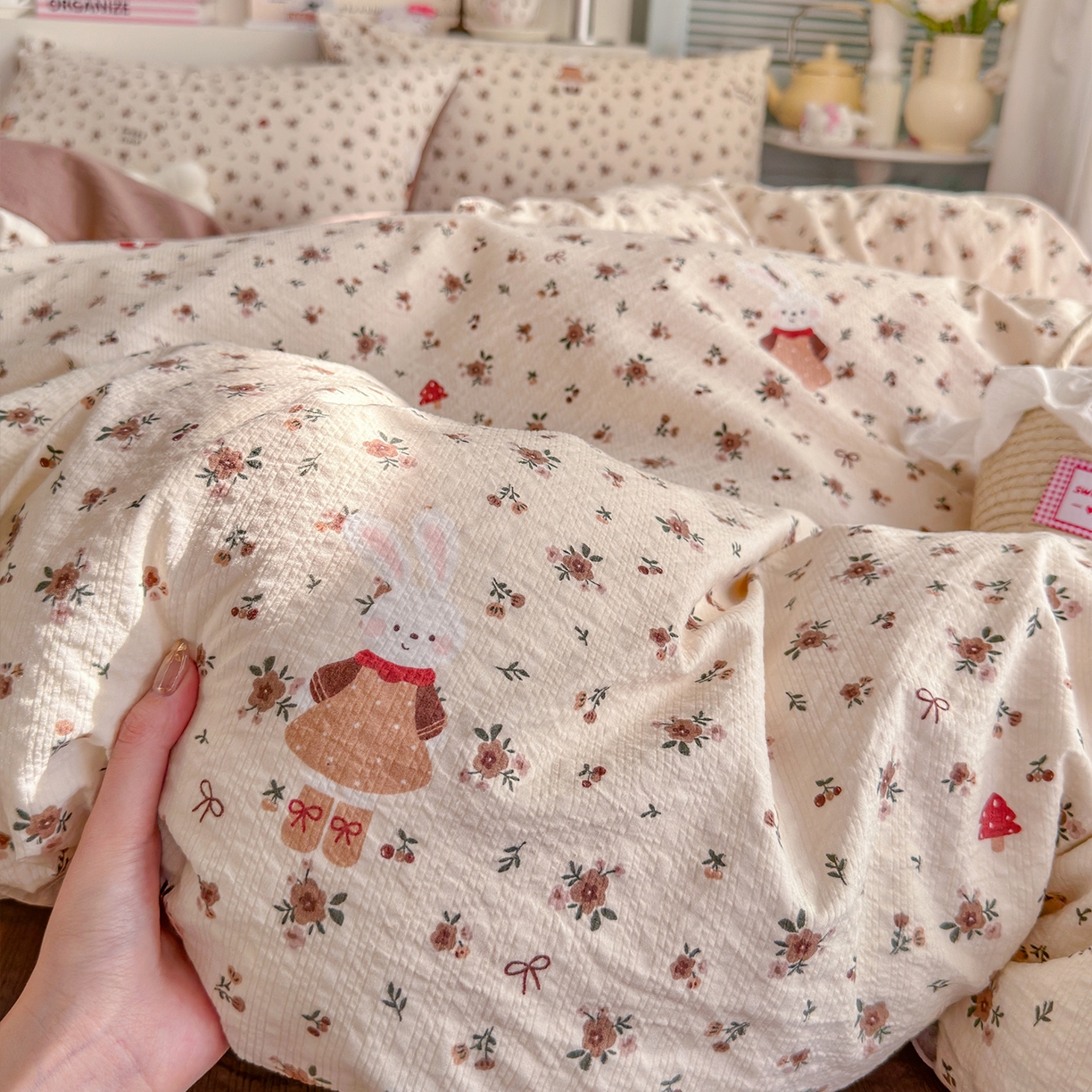 91家纺网 家纺一手货源 找家纺 铺尚美家纺 2026新款小清新110g高品质直播热卖款A类泡芙棉双层纱四件套 兔兔后花园