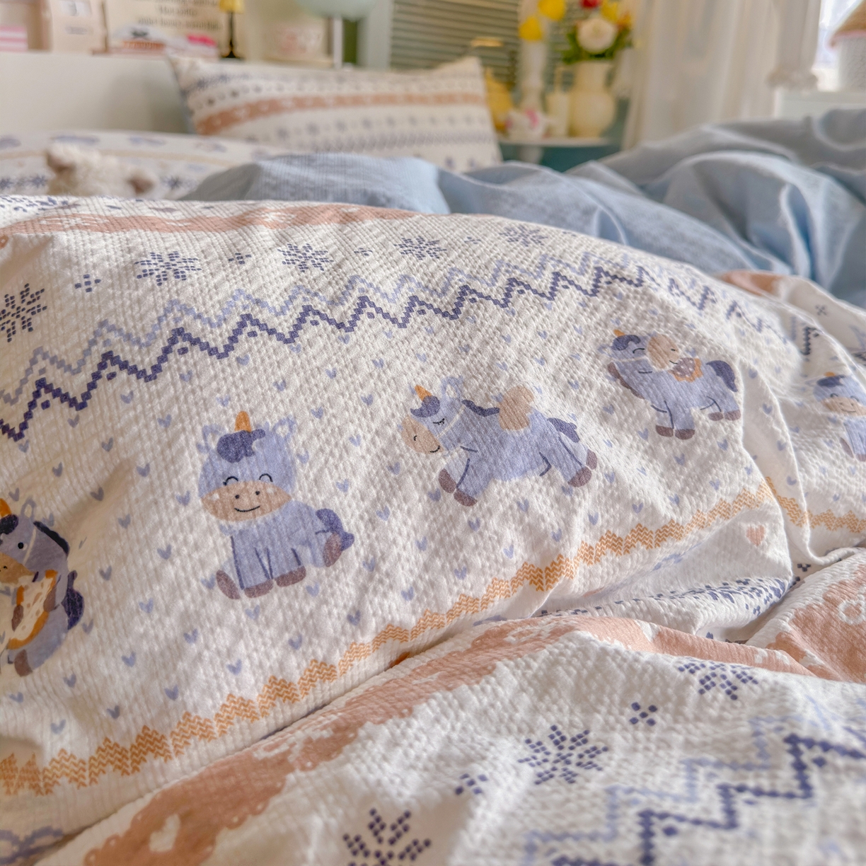 91家纺网 家纺一手货源 找家纺 铺尚美家纺 2026新款小清新110g高品质直播热卖款A类泡芙棉双层纱四件套 小马独角兽