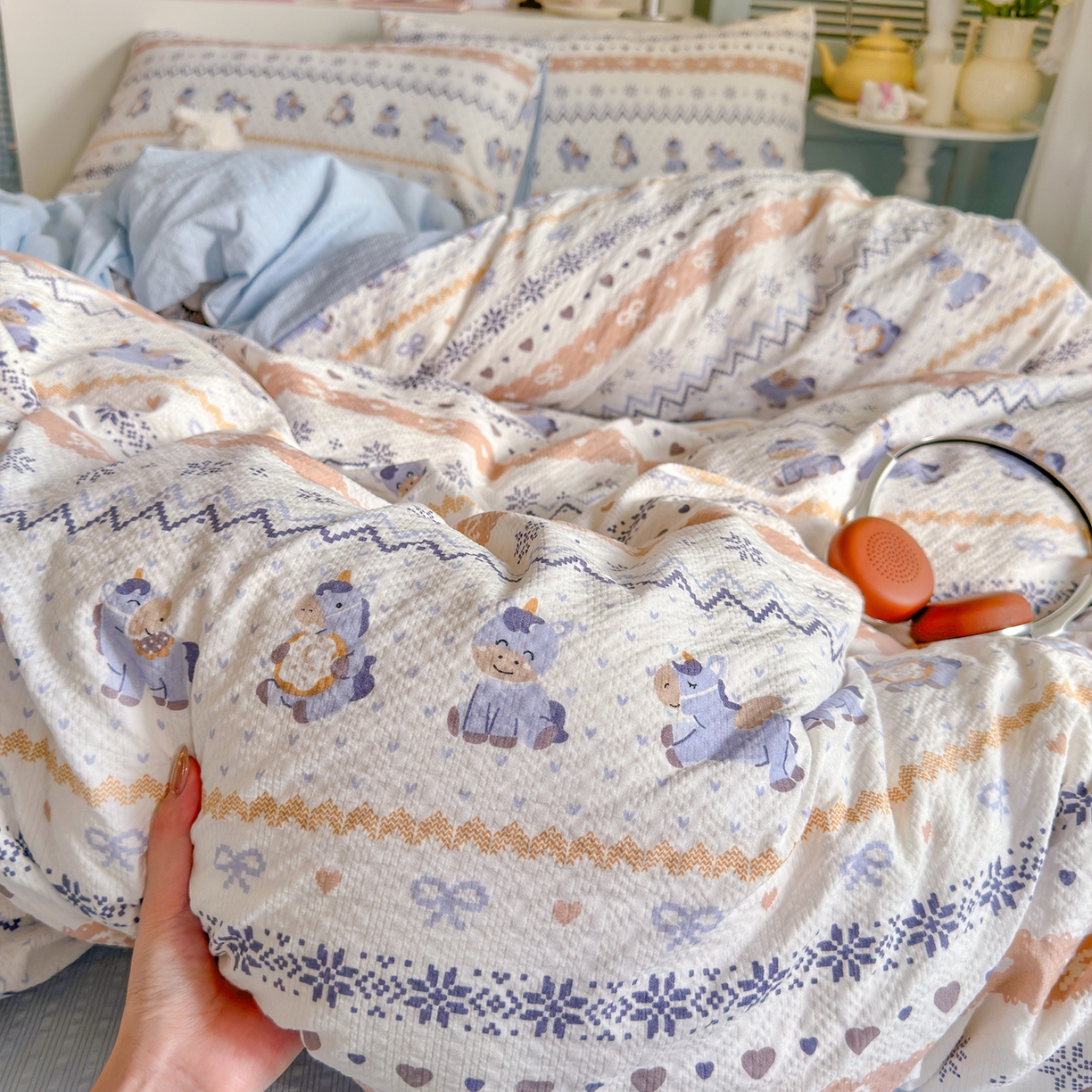 91家纺网 家纺一手货源 找家纺 铺尚美家纺 2026新款小清新110g高品质直播热卖款A类泡芙棉双层纱四件套 小马独角兽