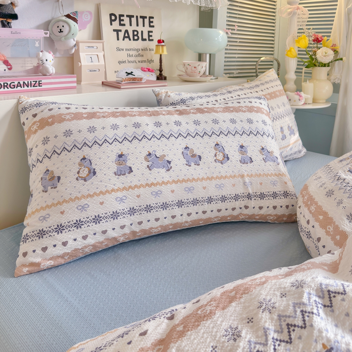 91家纺网 家纺一手货源 找家纺 铺尚美家纺 2026新款小清新110g高品质直播热卖款A类泡芙棉双层纱四件套 小马独角兽