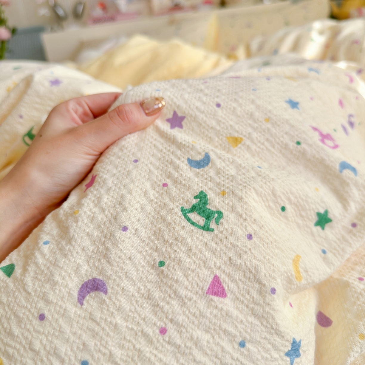 91家纺网 家纺一手货源 找家纺 铺尚美家纺 2026新款小清新110g高品质直播热卖款A类泡芙棉双层纱四件套 绚烂星空