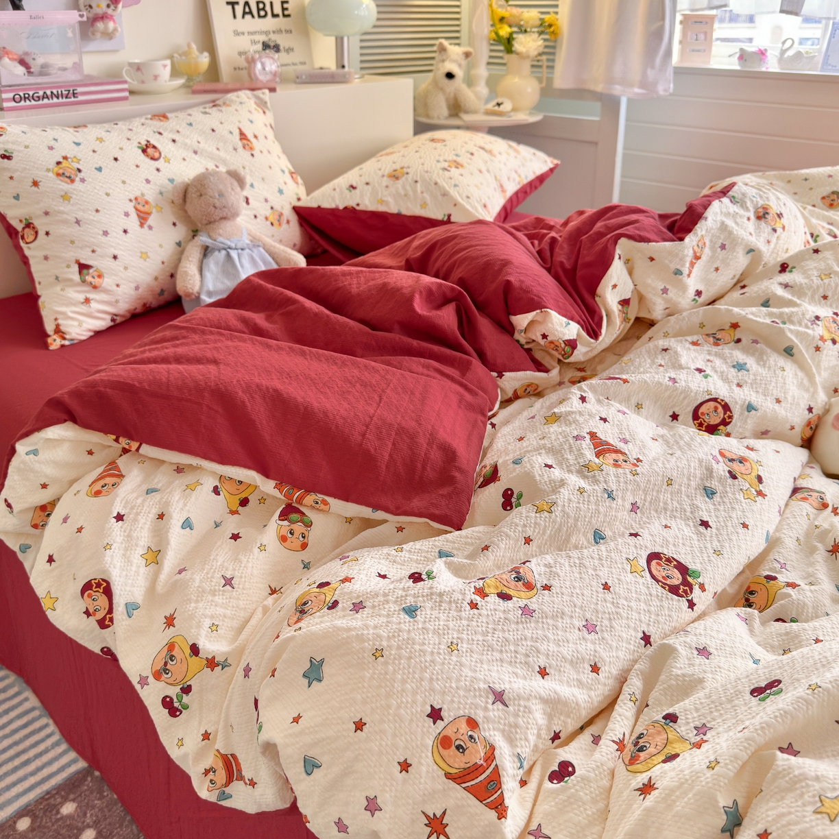 91家纺网 家纺一手货源 找家纺 铺尚美家纺 2026新款小清新110g高品质直播热卖款A类泡芙棉双层纱四件套 苹果星星人-红