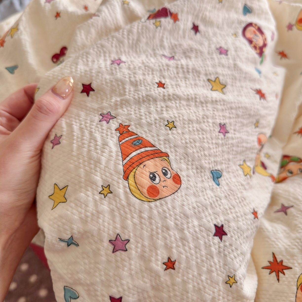 91家纺网 家纺一手货源 找家纺 铺尚美家纺 2026新款小清新110g高品质直播热卖款A类泡芙棉双层纱四件套 苹果星星人-红