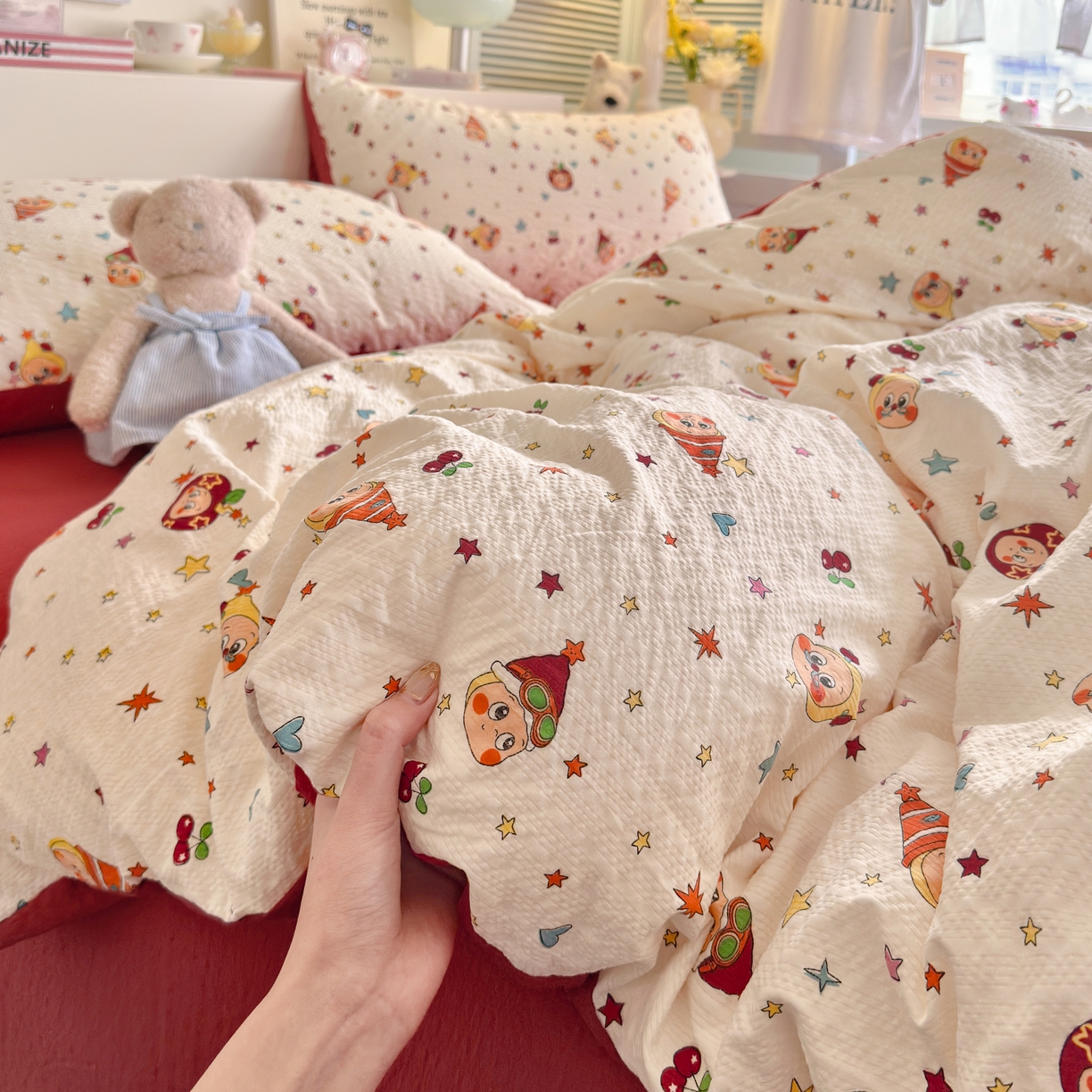 91家纺网 家纺一手货源 找家纺 铺尚美家纺 2026新款小清新110g高品质直播热卖款A类泡芙棉双层纱四件套 苹果星星人-红