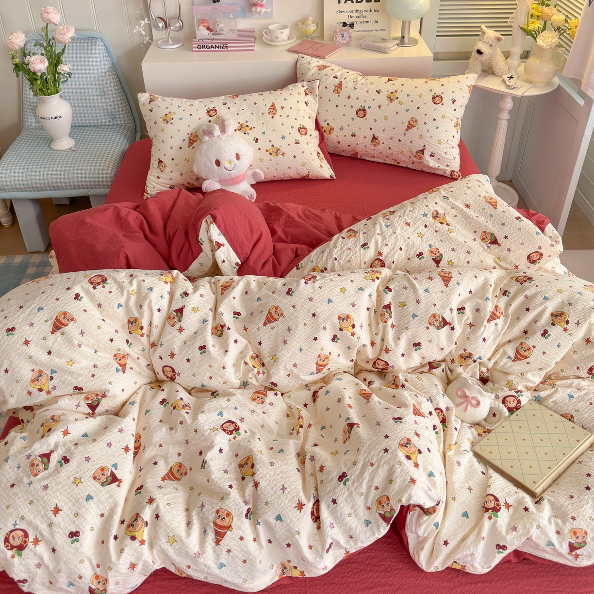 91家纺网 家纺一手货源 找家纺 铺尚美家纺 2026新款小清新110g高品质直播热卖款A类泡芙棉双层纱四件套 苹果星星人-红