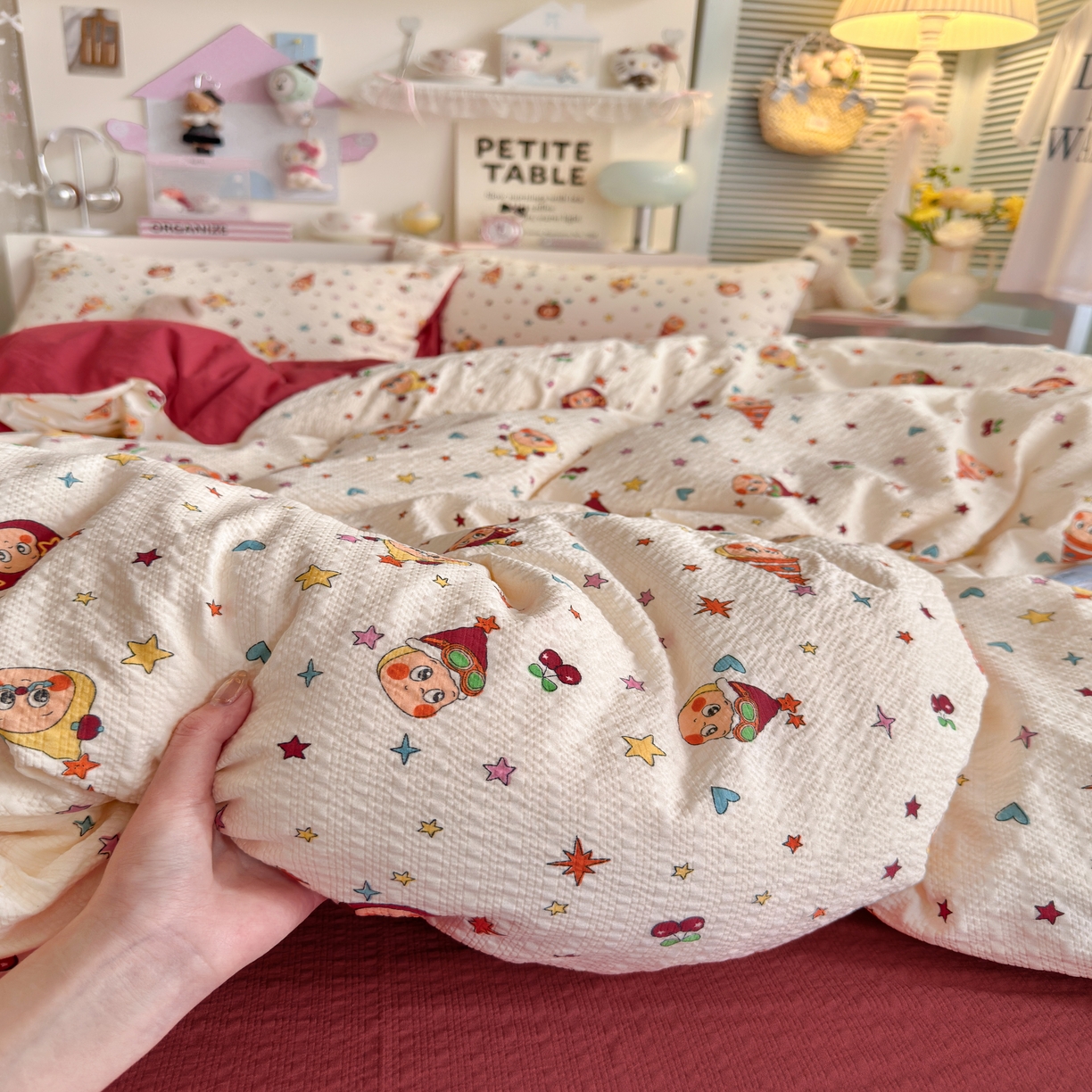 91家纺网 家纺一手货源 找家纺 铺尚美家纺 2026新款小清新110g高品质直播热卖款A类泡芙棉双层纱四件套 苹果星星人-红