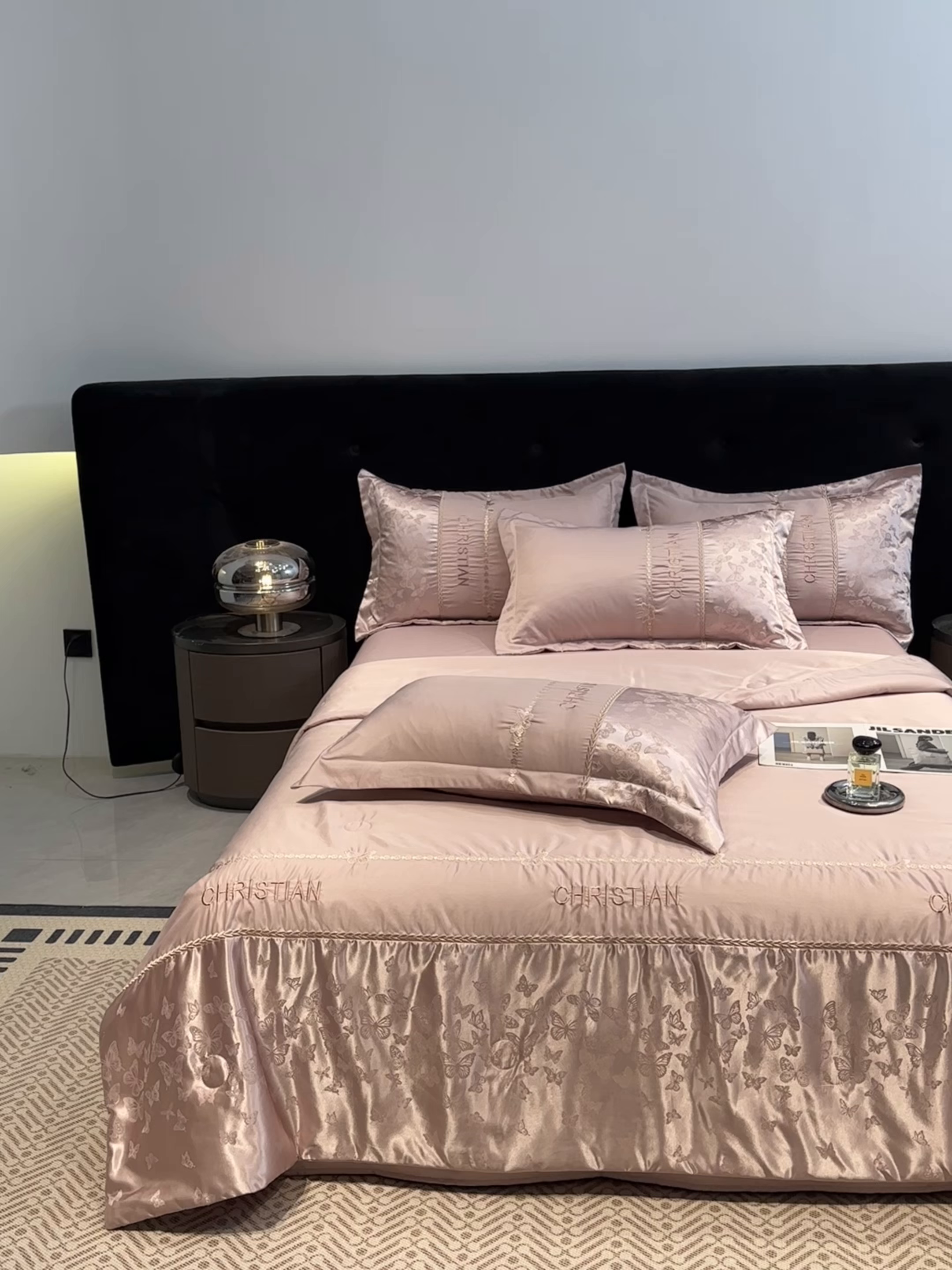 91家纺网 家纺一手货源 找家纺 金牛座家纺 2026新款水洗丝柔提花夏被空调被四件套 忆夏-浅豆沙