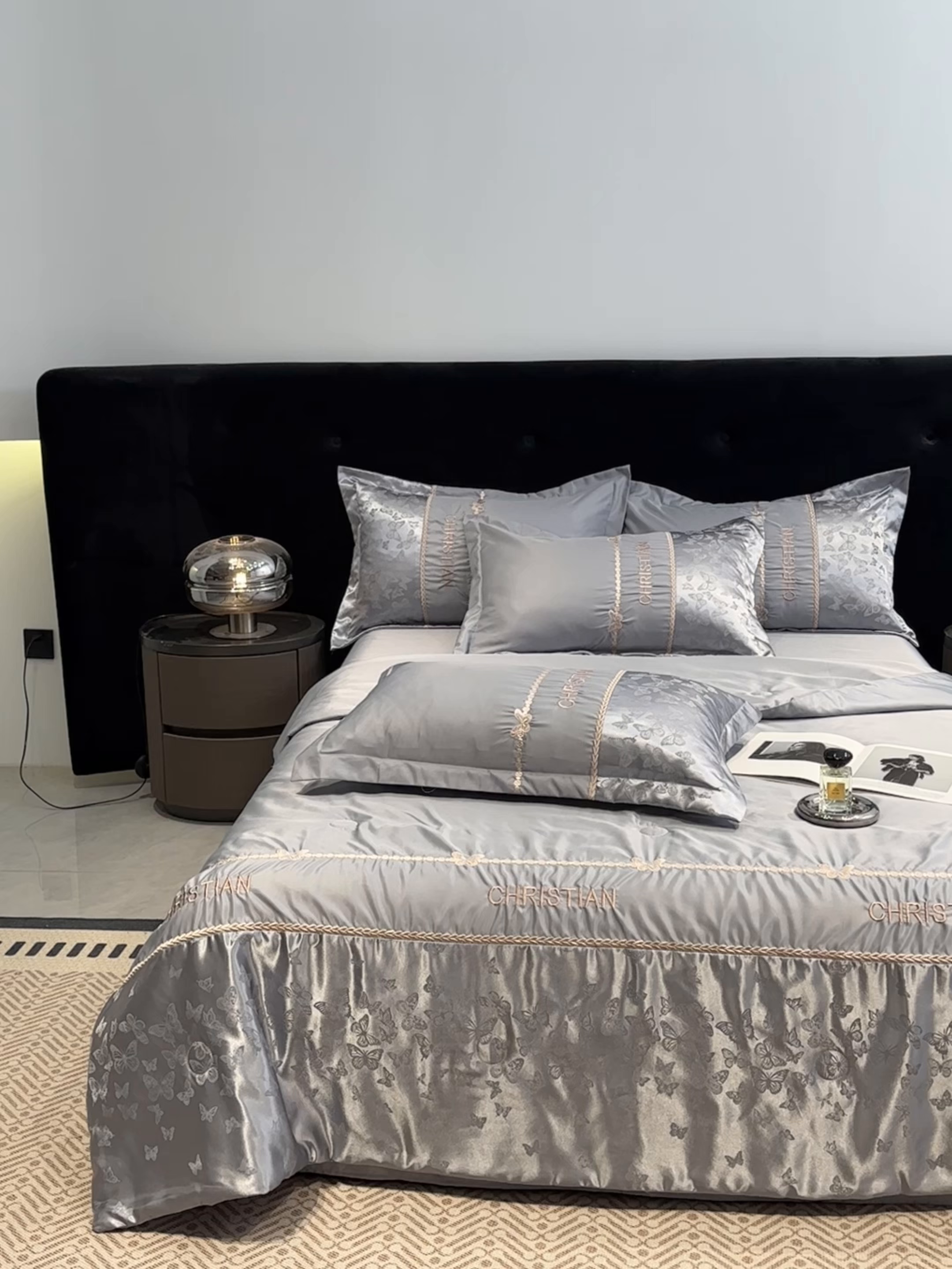 91家纺网 家纺一手货源 找家纺 金牛座家纺 2026新款水洗丝柔提花夏被空调被四件套 忆夏-高级灰