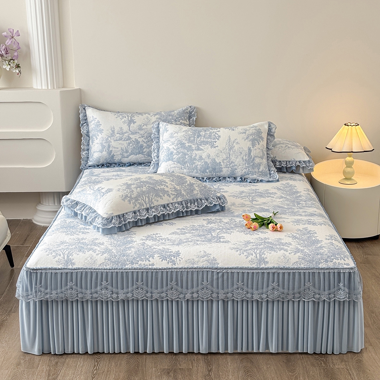 91家纺网 家纺一手货源 找家纺 金艾草 2026春夏新款PE凉感床裙款凉席席子空调软席 清新-蓝色