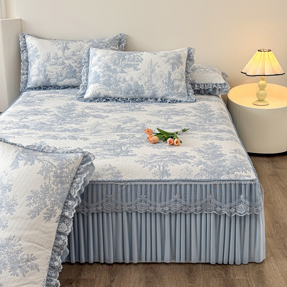 91家纺网 家纺一手货源 找家纺 金艾草 2026春夏新款PE凉感床裙款凉席席子空调软席 清新-蓝色