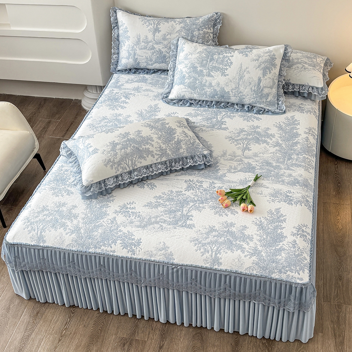 91家纺网 家纺一手货源 找家纺 金艾草 2026春夏新款PE凉感床裙款凉席席子空调软席 清新-蓝色