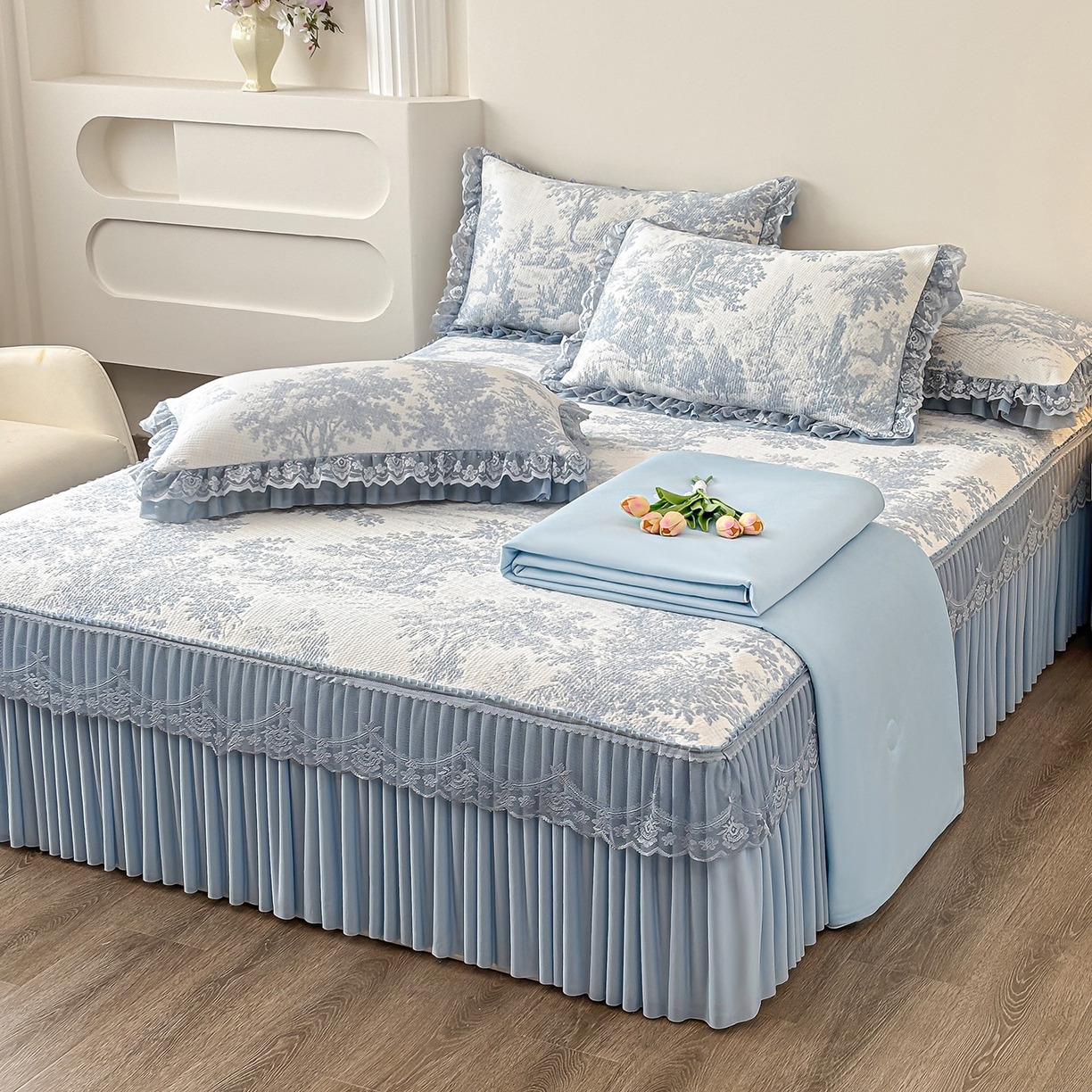 91家纺网 家纺一手货源 找家纺 金艾草 2026春夏新款PE凉感床裙款凉席席子空调软席 清新-蓝色