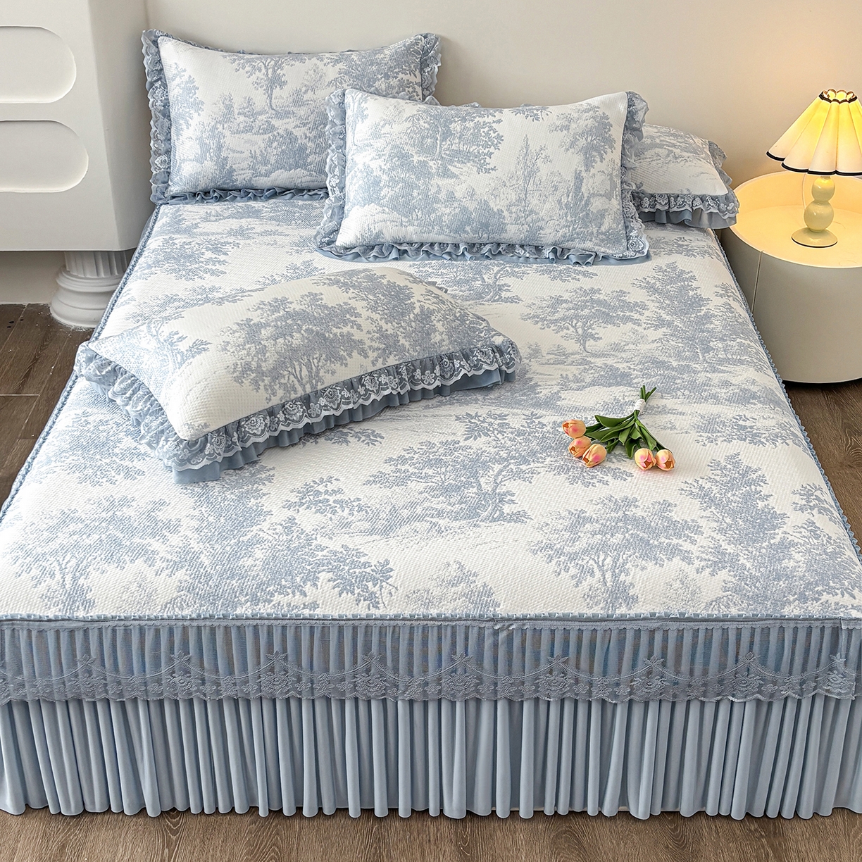 91家纺网 家纺一手货源 找家纺 金艾草 2026春夏新款PE凉感床裙款凉席席子空调软席 清新-蓝色