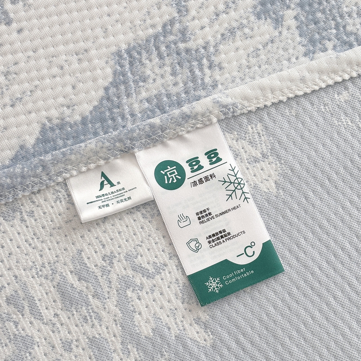 91家纺网 家纺一手货源 找家纺 金艾草 2026春夏新款PE凉感床裙款凉席席子空调软席 清新-蓝色