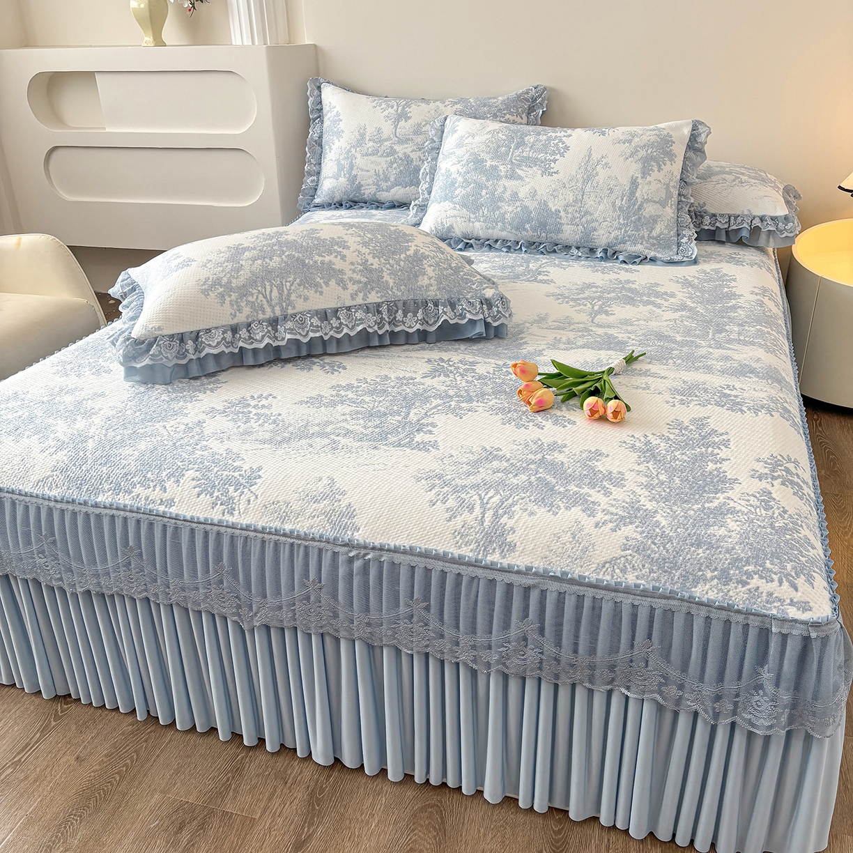 91家纺网 家纺一手货源 找家纺 金艾草 2026春夏新款PE凉感床裙款凉席席子空调软席 清新-蓝色