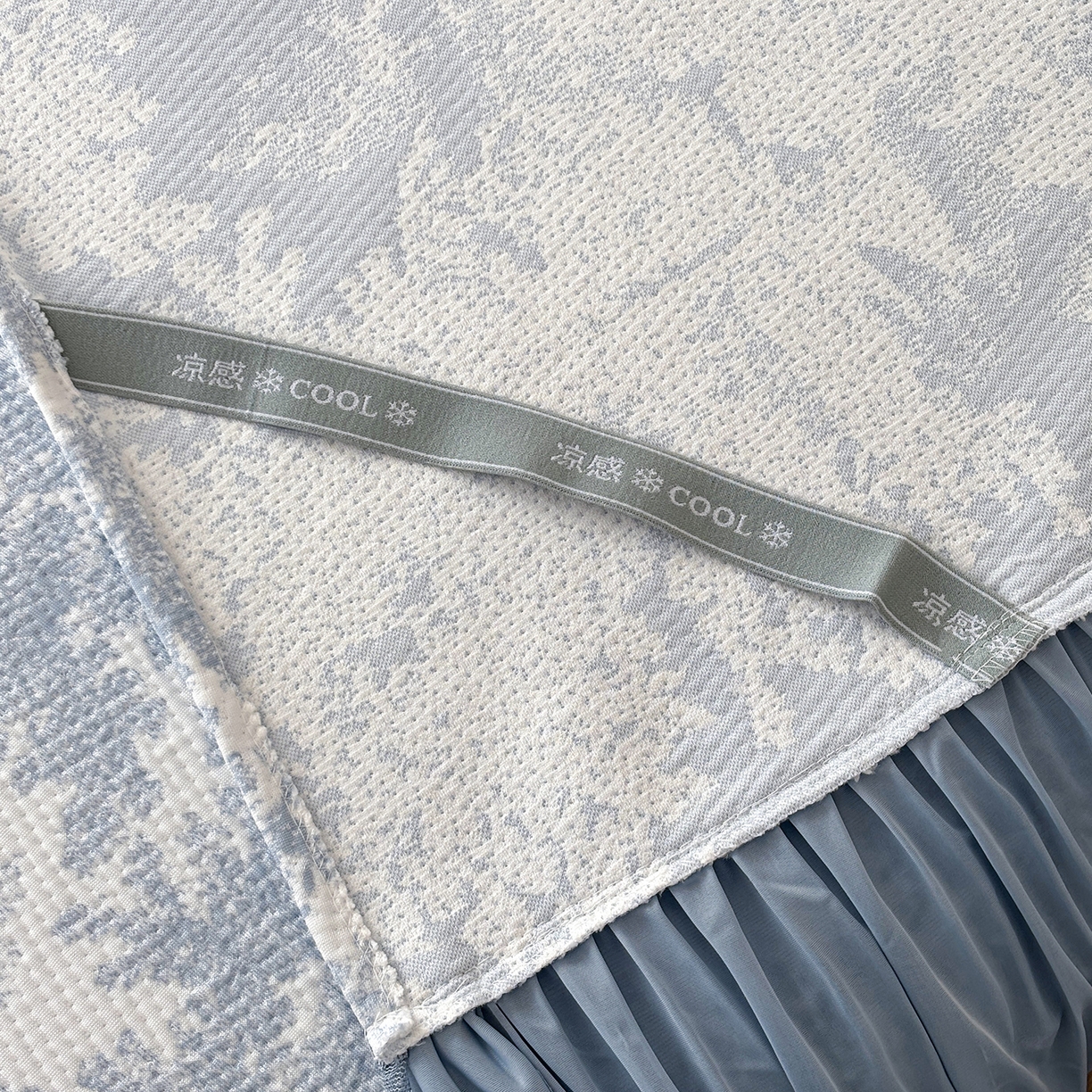 91家纺网 家纺一手货源 找家纺 金艾草 2026春夏新款PE凉感床裙款凉席席子空调软席 清新-蓝色