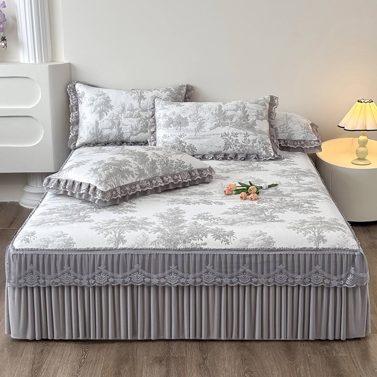 91家纺网 家纺一手货源 找家纺 金艾草 2026春夏新款PE凉感床裙款凉席席子空调软席 清新-灰色