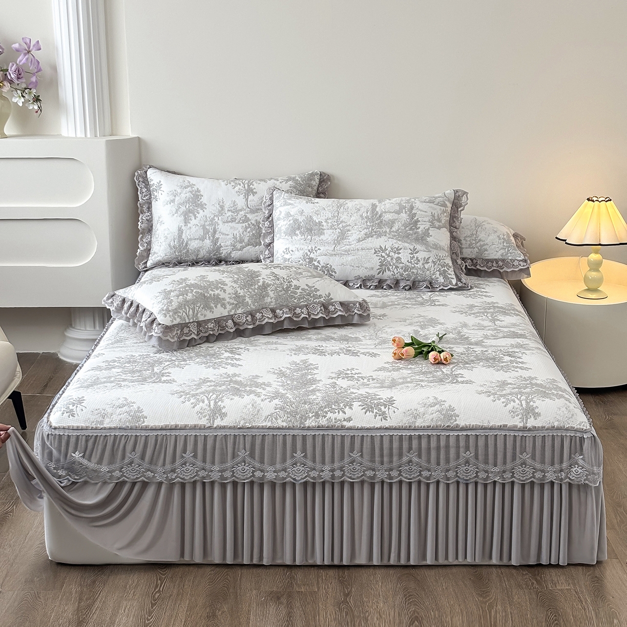 91家纺网 家纺一手货源 找家纺 金艾草 2026春夏新款PE凉感床裙款凉席席子空调软席 清新-灰色