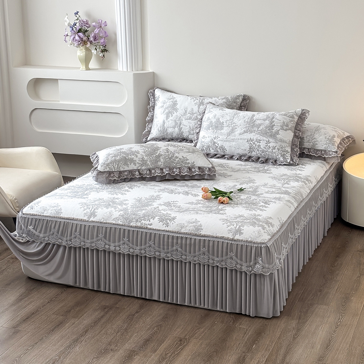 91家纺网 家纺一手货源 找家纺 金艾草 2026春夏新款PE凉感床裙款凉席席子空调软席 清新-灰色