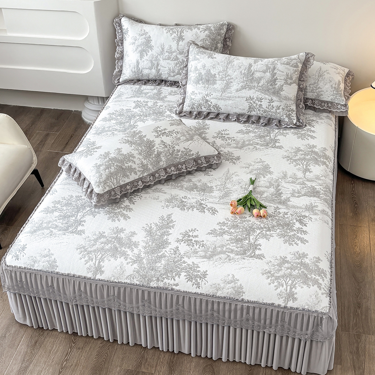 91家纺网 家纺一手货源 找家纺 金艾草 2026春夏新款PE凉感床裙款凉席席子空调软席 清新-灰色