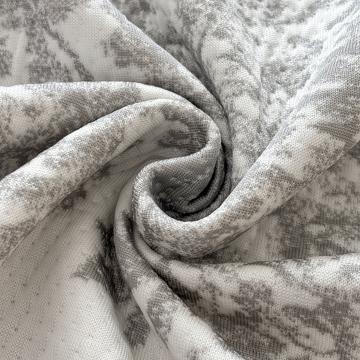 91家纺网 家纺一手货源 找家纺 金艾草 2026春夏新款PE凉感床裙款凉席席子空调软席 清新-灰色