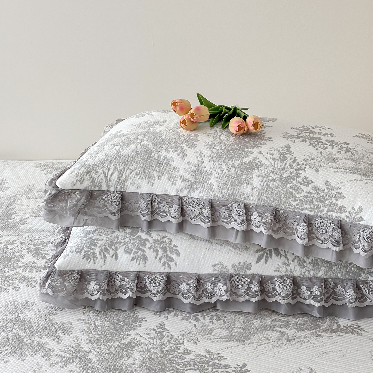 91家纺网 家纺一手货源 找家纺 金艾草 2026春夏新款PE凉感床裙款凉席席子空调软席 清新-灰色