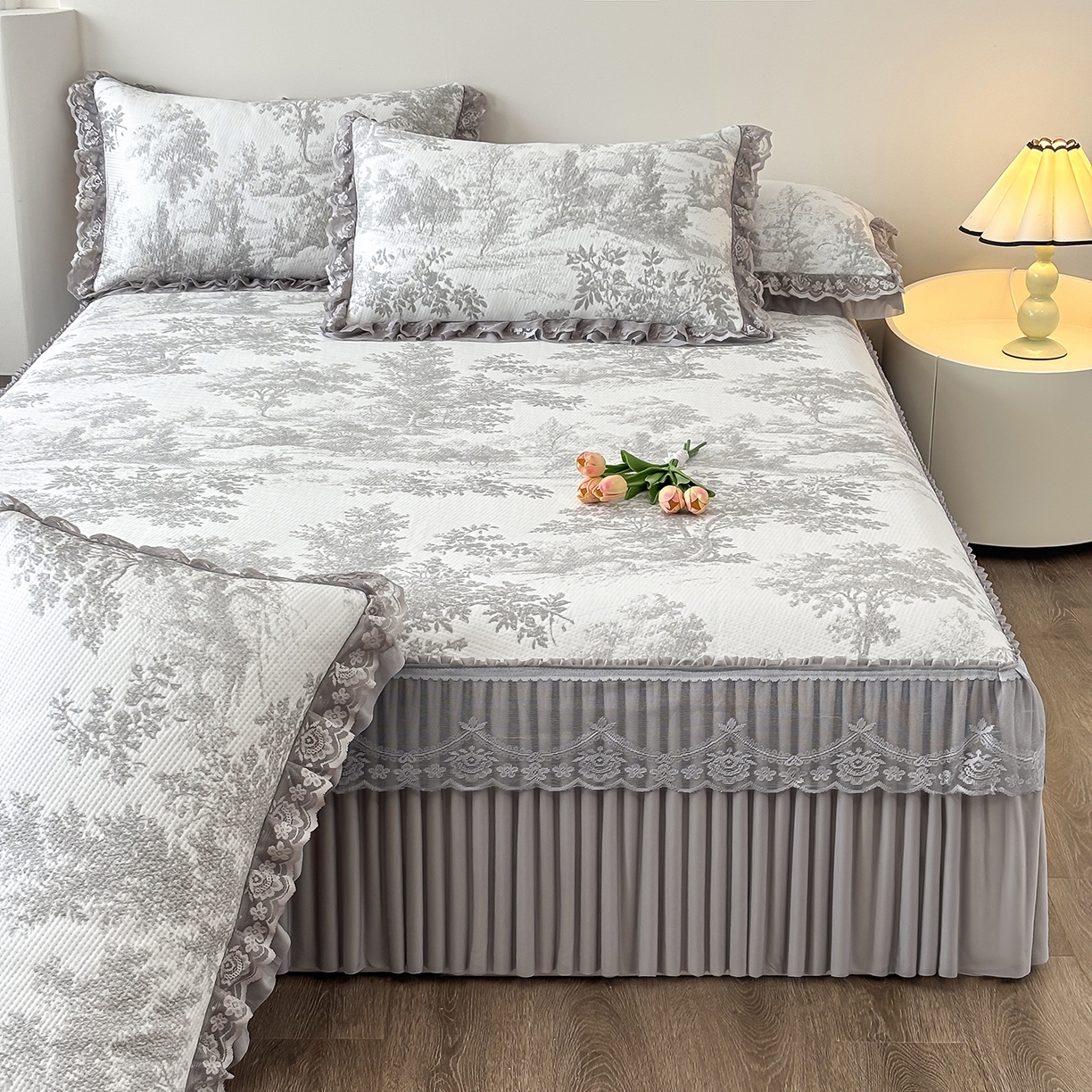 91家纺网 家纺一手货源 找家纺 金艾草 2026春夏新款PE凉感床裙款凉席席子空调软席 清新-灰色