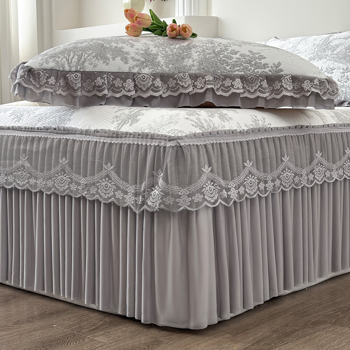 91家纺网 家纺一手货源 找家纺 金艾草 2026春夏新款PE凉感床裙款凉席席子空调软席 清新-灰色