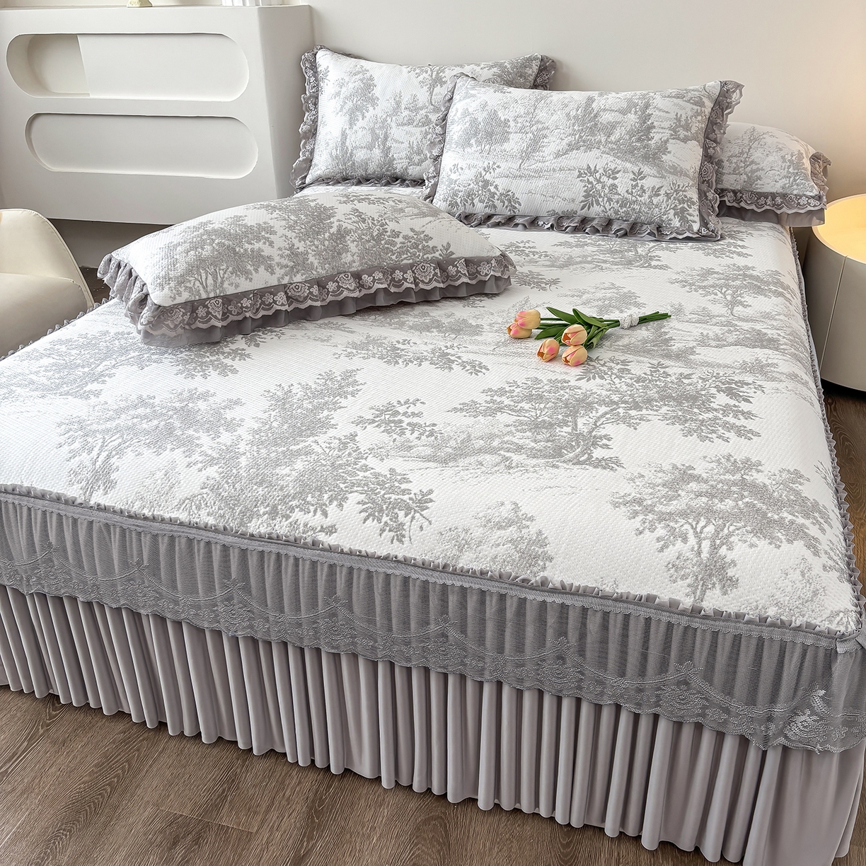 91家纺网 家纺一手货源 找家纺 金艾草 2026春夏新款PE凉感床裙款凉席席子空调软席 清新-灰色