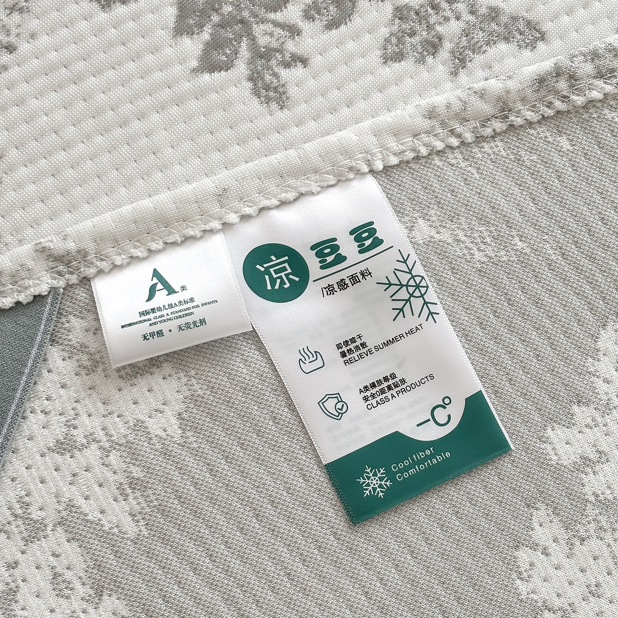 91家纺网 家纺一手货源 找家纺 金艾草 2026春夏新款PE凉感床裙款凉席席子空调软席 清新-灰色