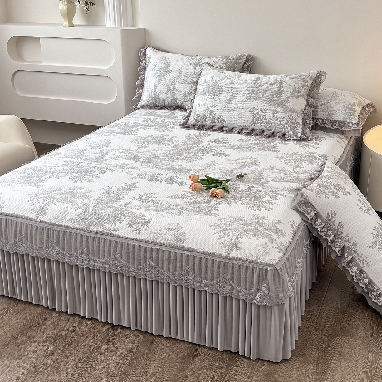 91家纺网 家纺一手货源 找家纺 金艾草 2026春夏新款PE凉感床裙款凉席席子空调软席 清新-灰色