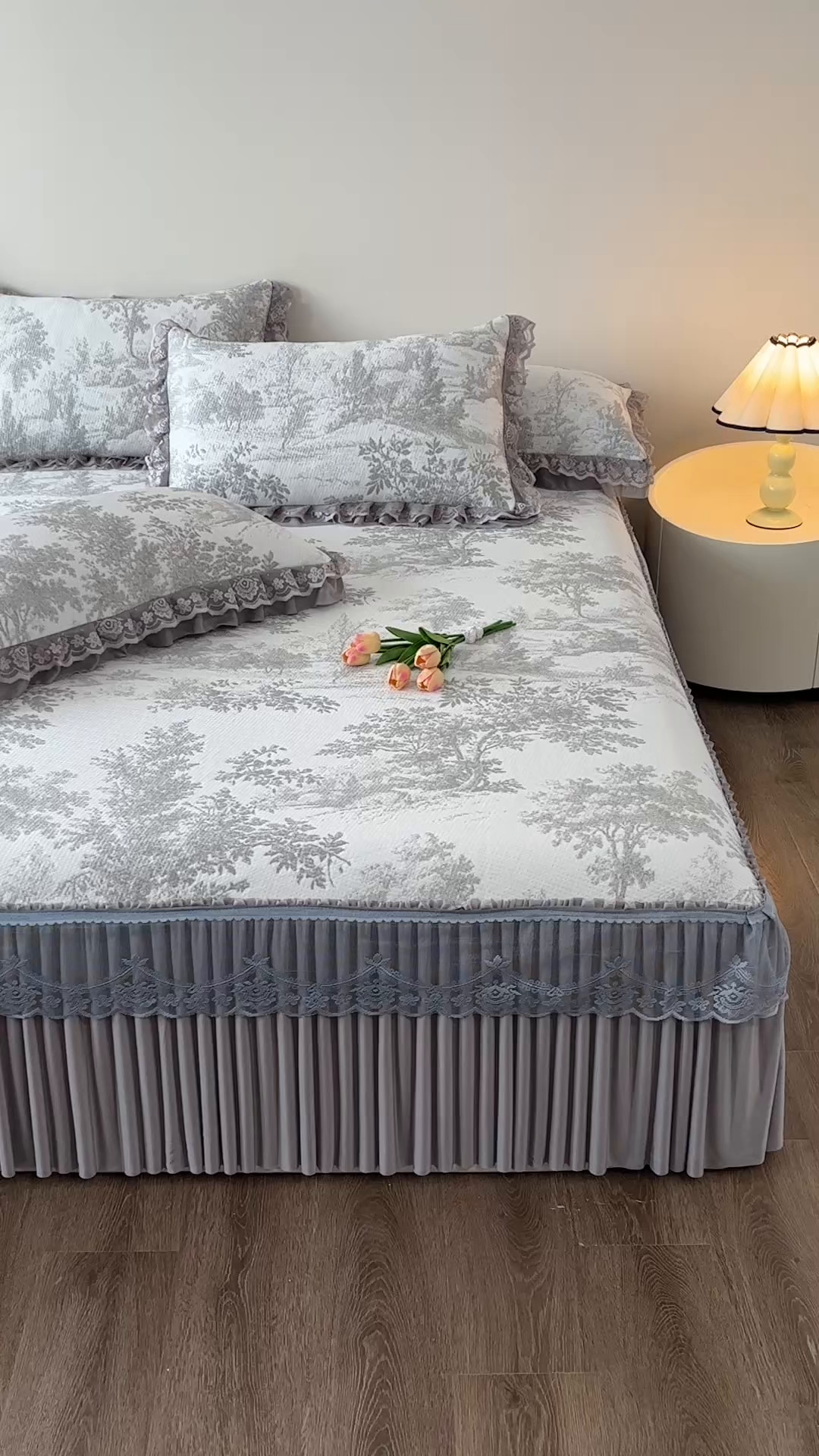 91家纺网 家纺一手货源 找家纺 金艾草 2026春夏新款PE凉感床裙款凉席席子空调软席 清新-灰色