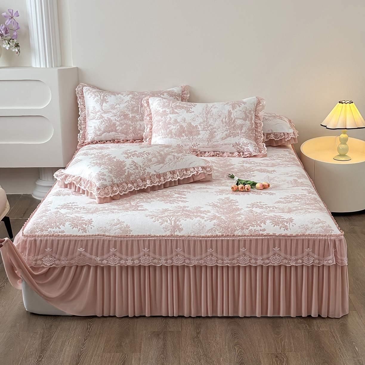 91家纺网 家纺一手货源 找家纺 金艾草 2026春夏新款PE凉感床裙款凉席席子空调软席 清新-粉色