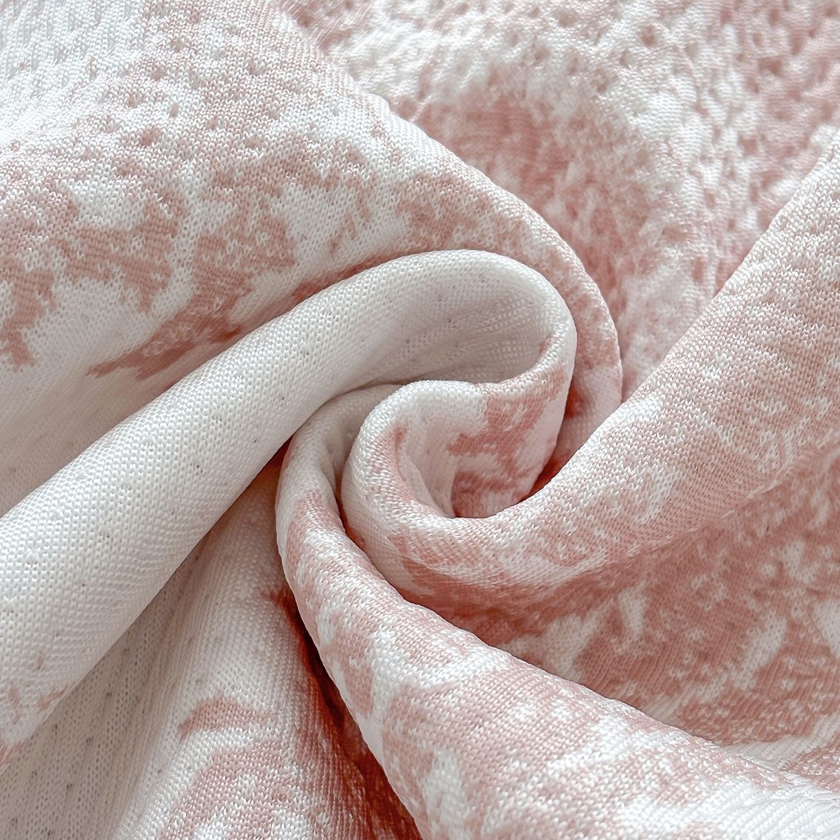 91家纺网 家纺一手货源 找家纺 金艾草 2026春夏新款PE凉感床裙款凉席席子空调软席 清新-粉色