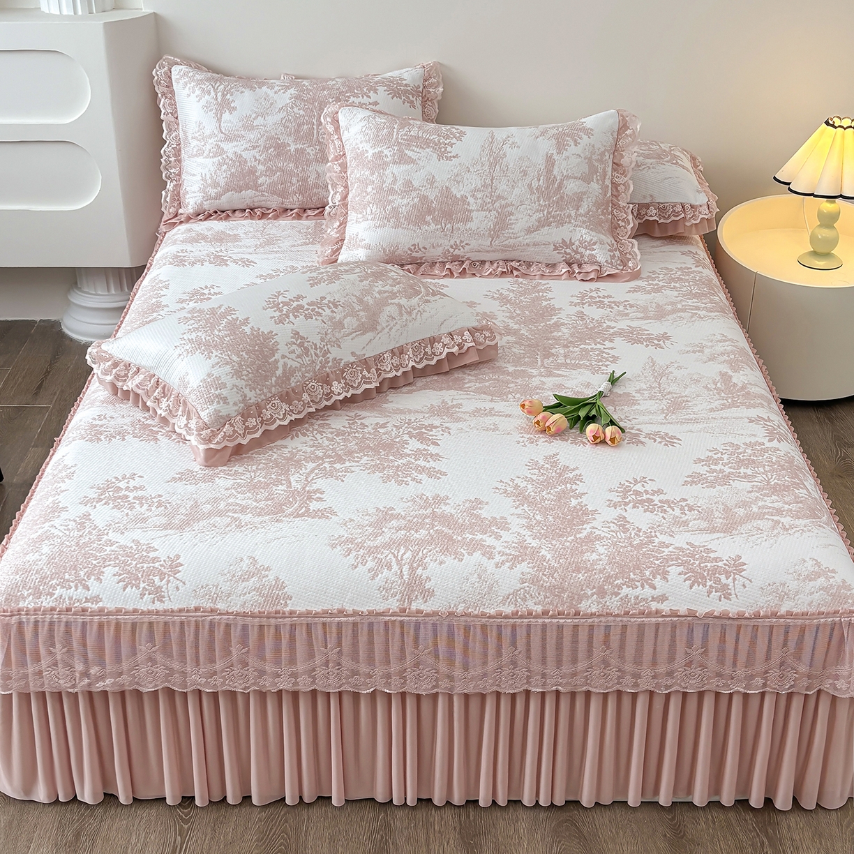 91家纺网 家纺一手货源 找家纺 金艾草 2026春夏新款PE凉感床裙款凉席席子空调软席 清新-粉色