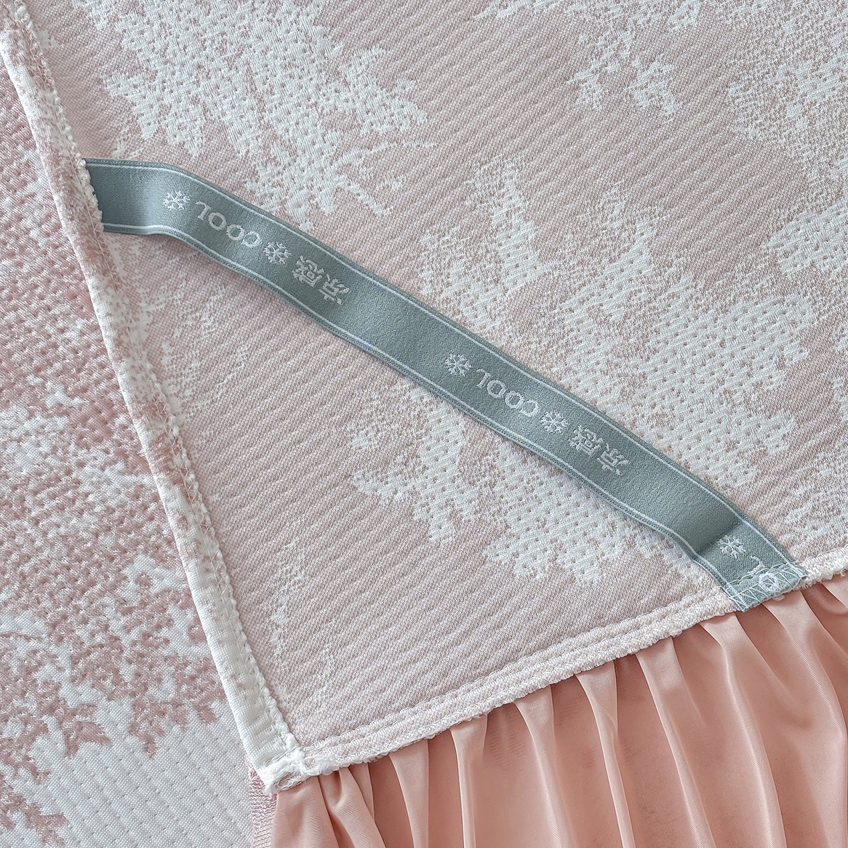 91家纺网 家纺一手货源 找家纺 金艾草 2026春夏新款PE凉感床裙款凉席席子空调软席 清新-粉色