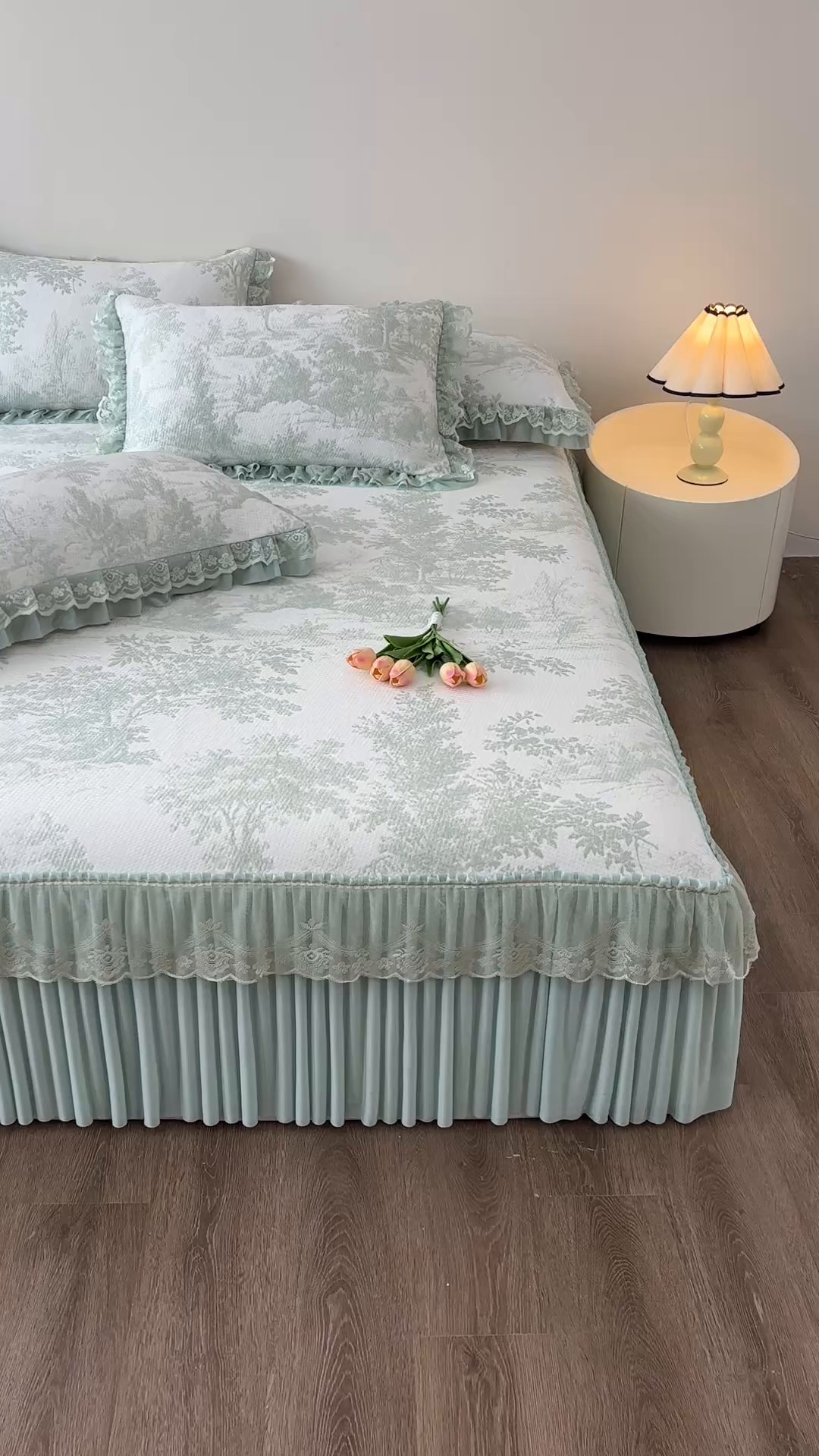 91家纺网 家纺一手货源 找家纺 金艾草 2026春夏新款PE凉感床裙款凉席席子空调软席 清新-绿色