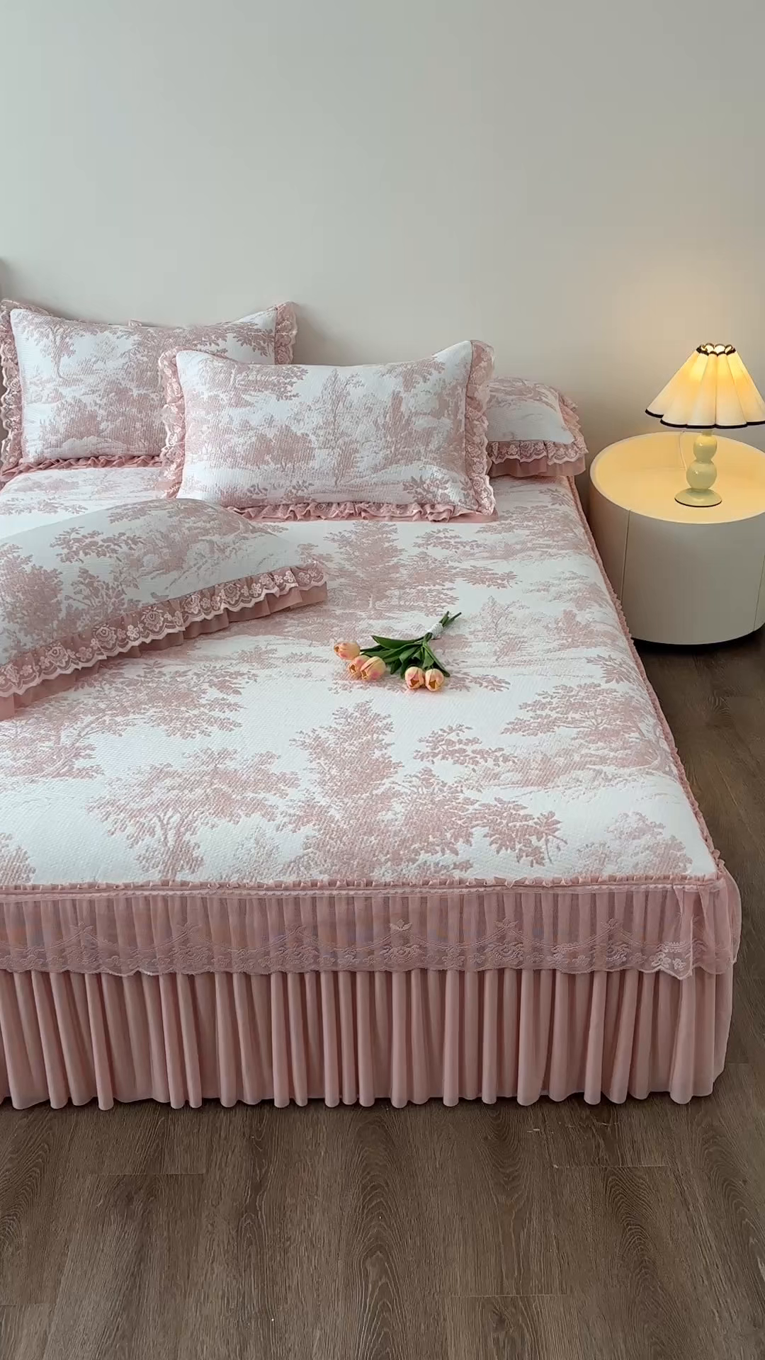 91家纺网 家纺一手货源 找家纺 金艾草 2026春夏新款PE凉感床裙款凉席席子空调软席 清新-粉色