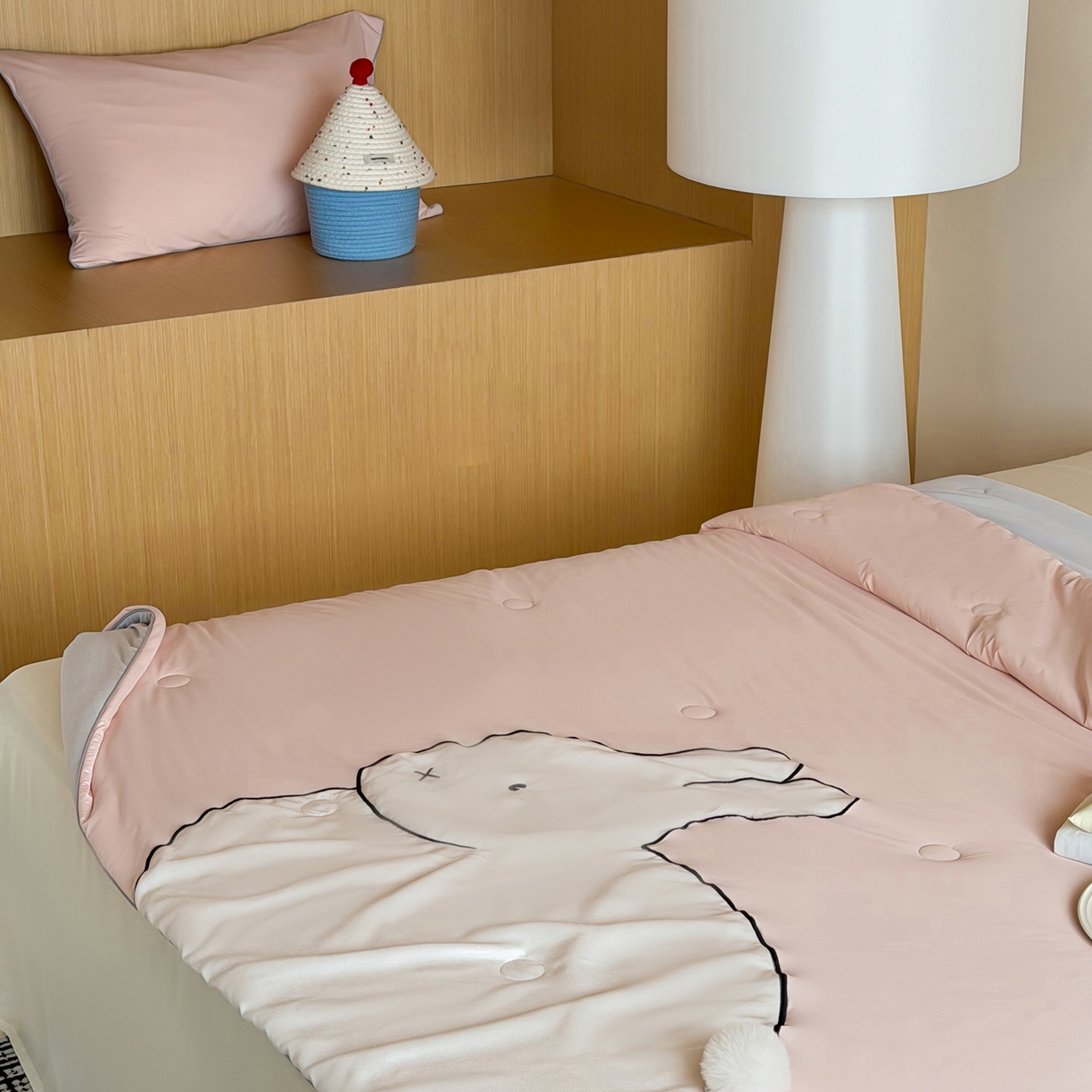 91家纺网 家纺一手货源 找家纺 佳汐蓝家纺 2026新款大版贴布绣花霜呼吸-凉感被夏被夏凉被空调被 粉红兔