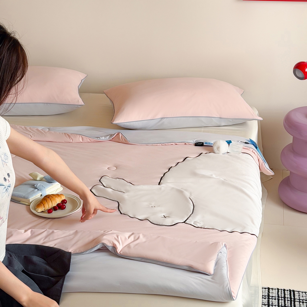91家纺网 家纺一手货源 找家纺 佳汐蓝家纺 2026新款大版贴布绣花霜呼吸-凉感被夏被夏凉被空调被 粉红兔
