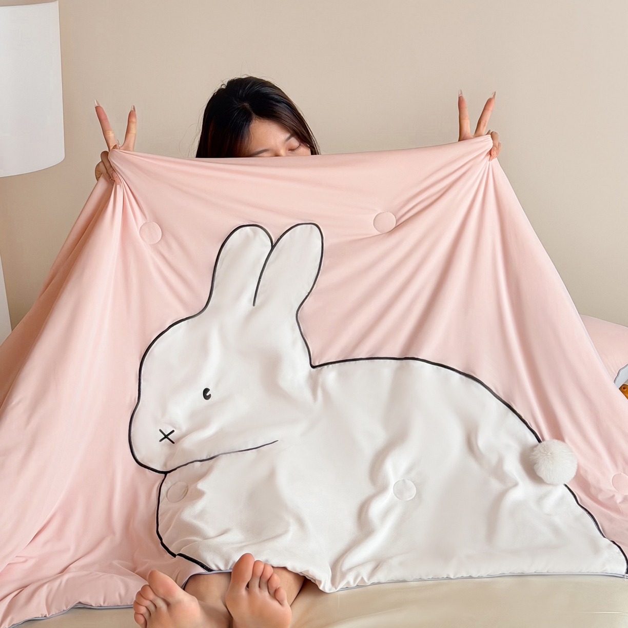 91家纺网 家纺一手货源 找家纺 佳汐蓝家纺 2026新款大版贴布绣花霜呼吸-凉感被夏被夏凉被空调被 粉红兔