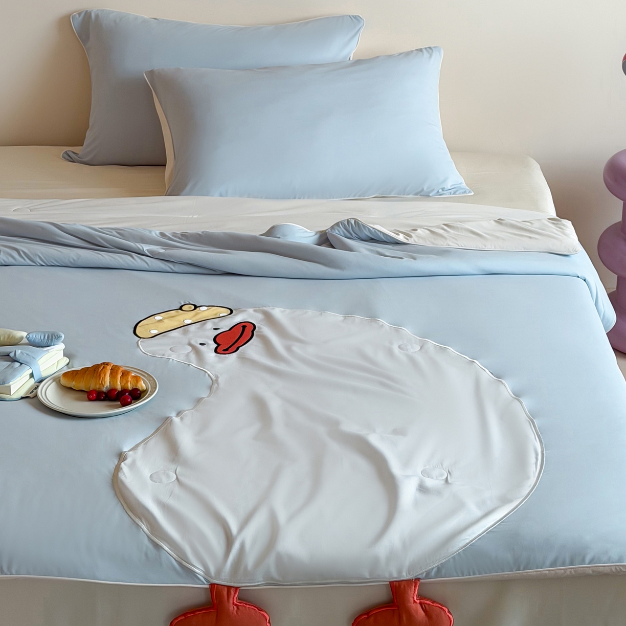 91家纺网 家纺一手货源 找家纺 佳汐蓝家纺 2026新款大版贴布绣花霜呼吸-凉感被夏被夏凉被空调被 歪头鸭