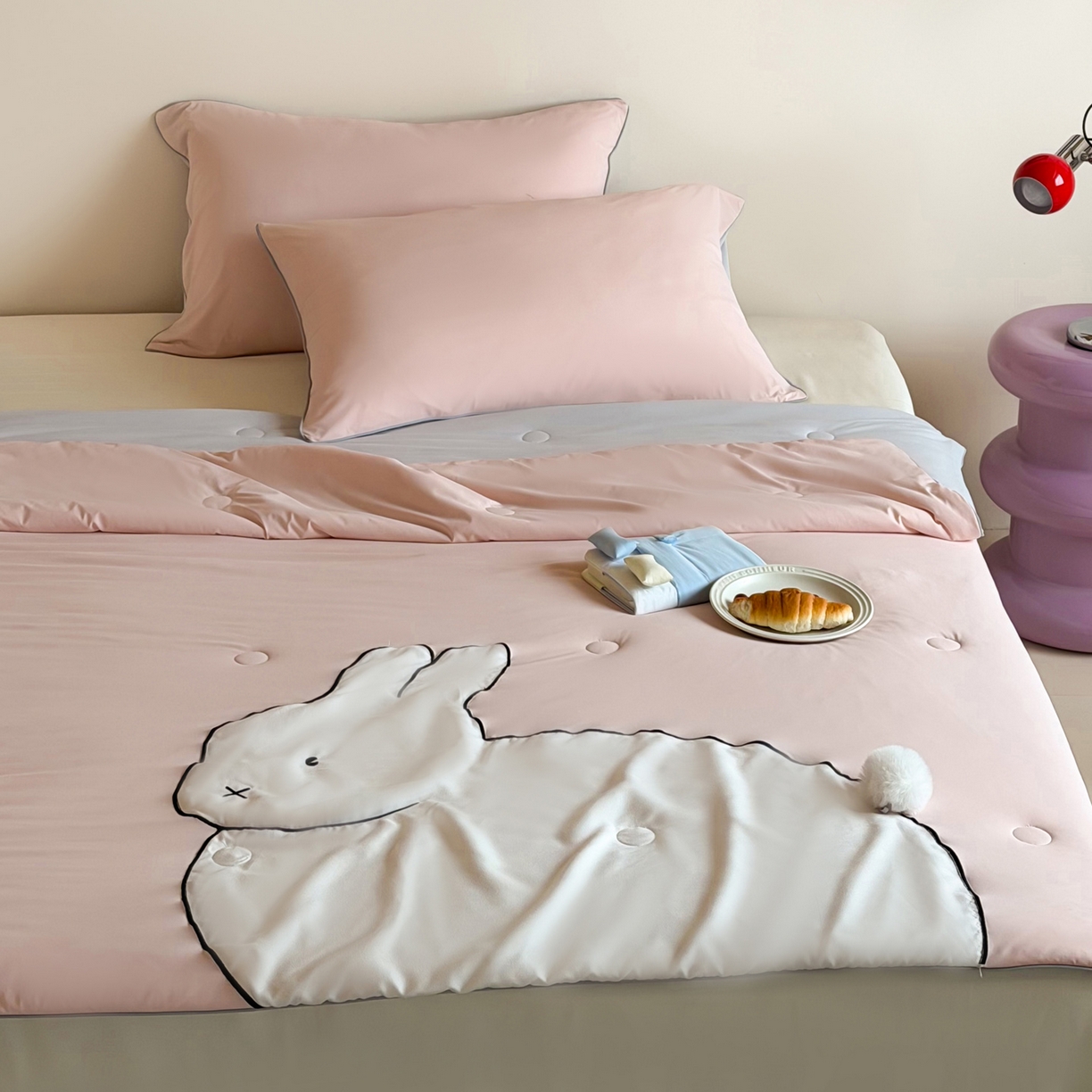 91家纺网 家纺一手货源 找家纺 佳汐蓝家纺 2026新款大版贴布绣花霜呼吸-凉感被夏被夏凉被空调被 粉红兔