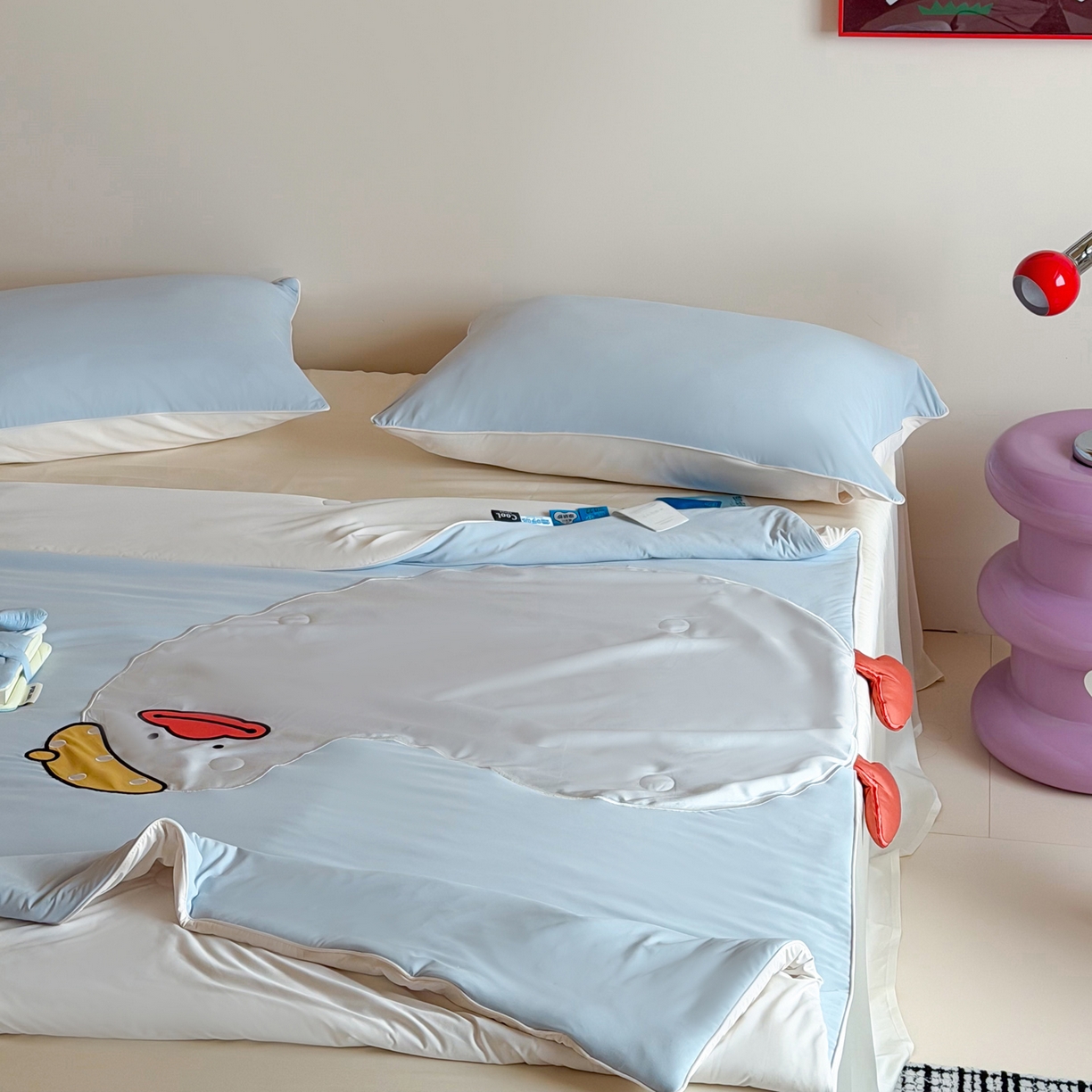 91家纺网 家纺一手货源 找家纺 佳汐蓝家纺 2026新款大版贴布绣花霜呼吸-凉感被夏被夏凉被空调被 歪头鸭