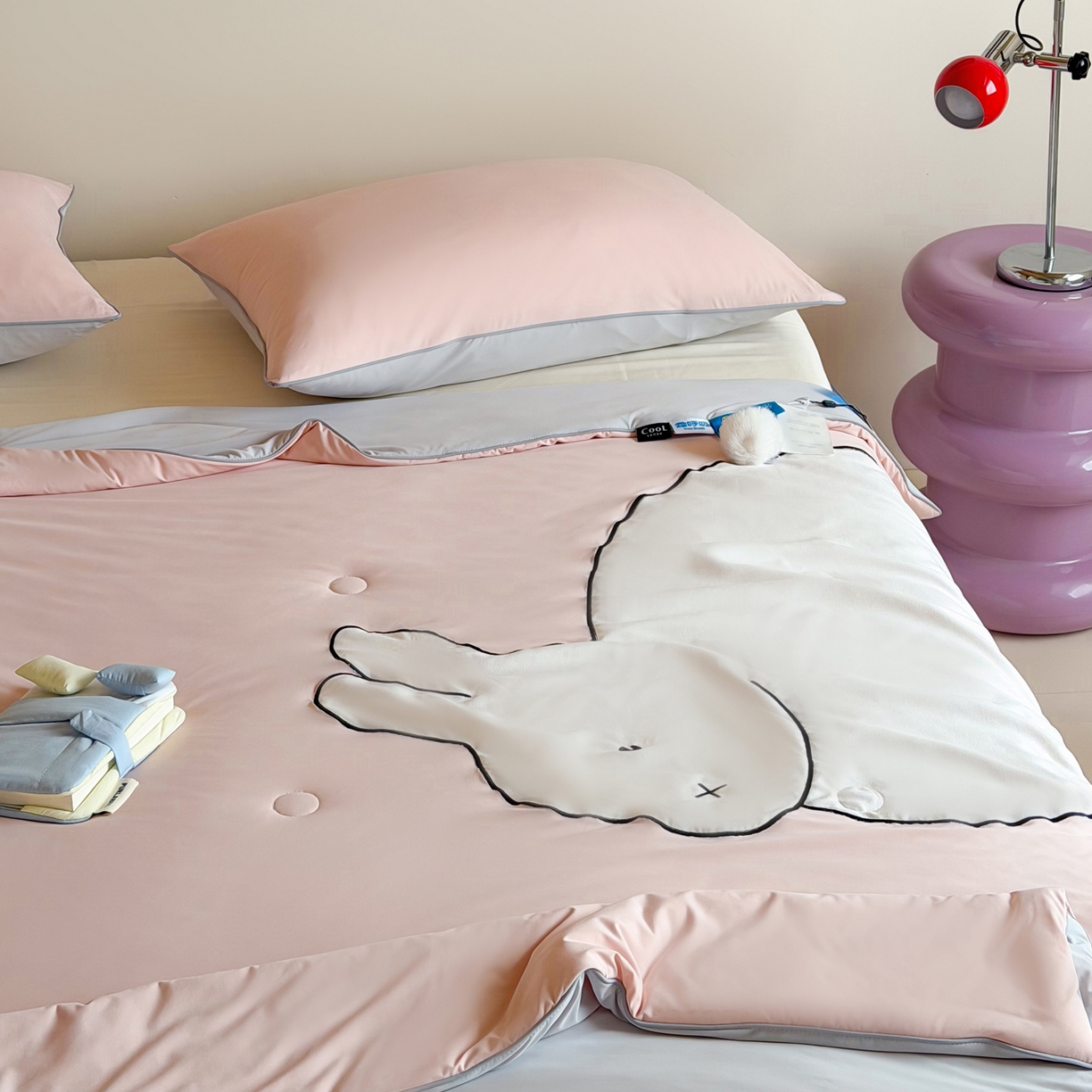 91家纺网 家纺一手货源 找家纺 佳汐蓝家纺 2026新款大版贴布绣花霜呼吸-凉感被夏被夏凉被空调被 粉红兔