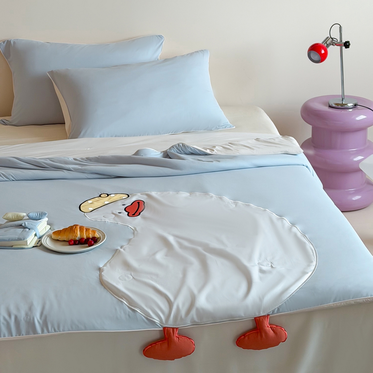 91家纺网 家纺一手货源 找家纺 佳汐蓝家纺 2026新款大版贴布绣花霜呼吸-凉感被夏被夏凉被空调被 歪头鸭