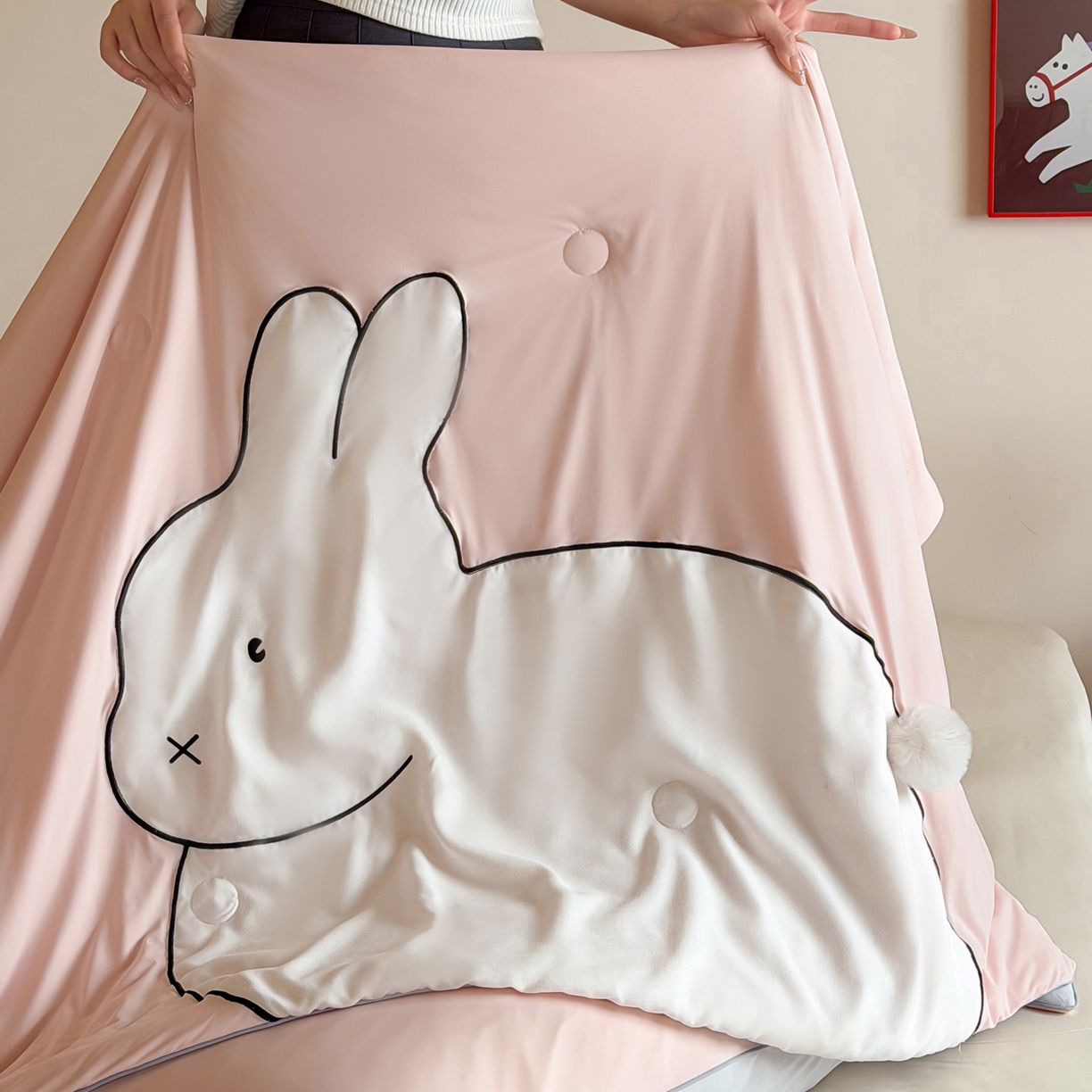 91家纺网 家纺一手货源 找家纺 佳汐蓝家纺 2026新款大版贴布绣花霜呼吸-凉感被夏被夏凉被空调被 粉红兔