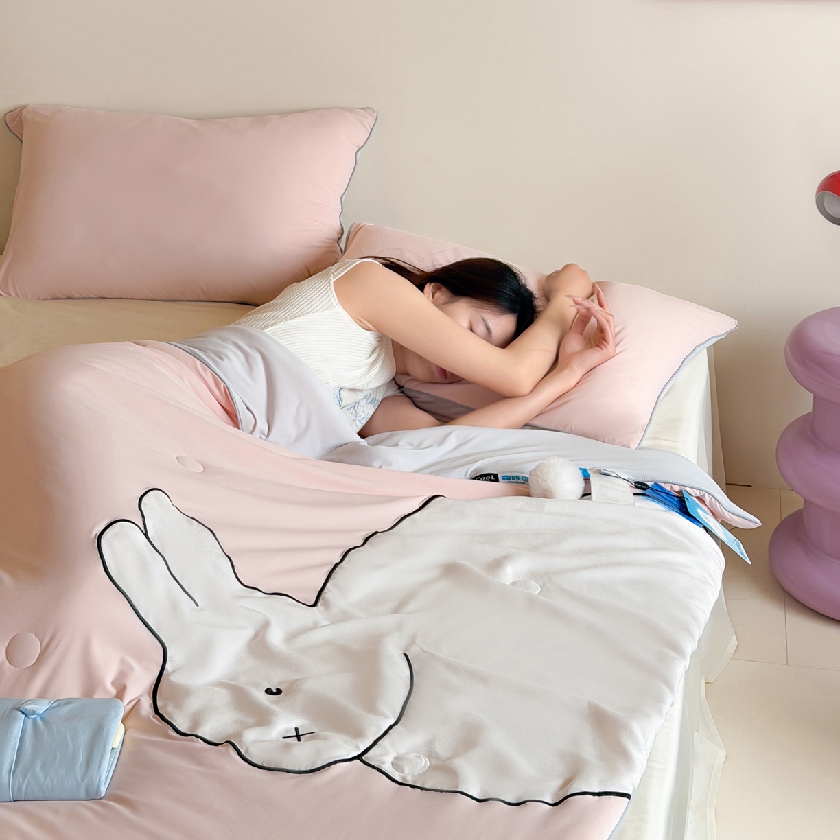 91家纺网 家纺一手货源 找家纺 佳汐蓝家纺 2026新款大版贴布绣花霜呼吸-凉感被夏被夏凉被空调被 粉红兔